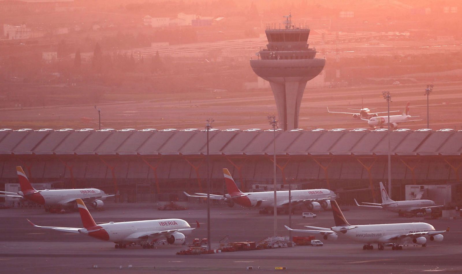 Barajas retoma la normalidad tras un aterrizaje de emergencia y el cierre del tráfico aéreo