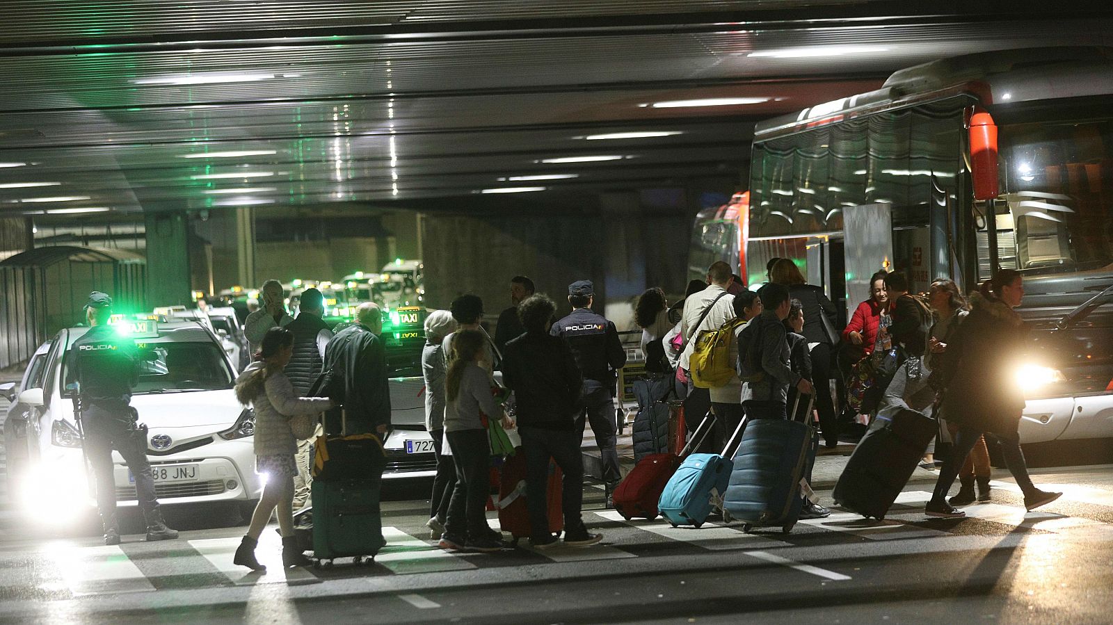 Aterrizaje de emergencia en Barajas: los pasajeros del vuelo de Air Canada comienzan a ser reubicados - RTVE.es