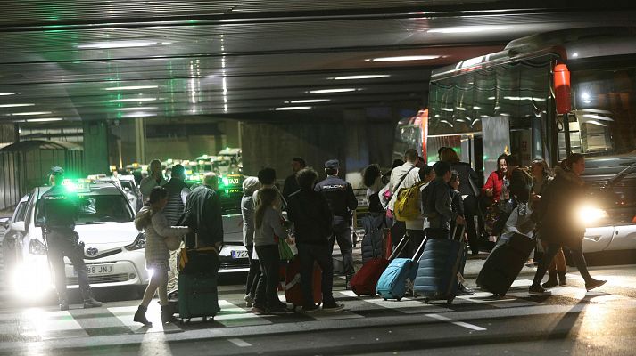 Los pasajeros dekl avión de Air Canada son reubicados