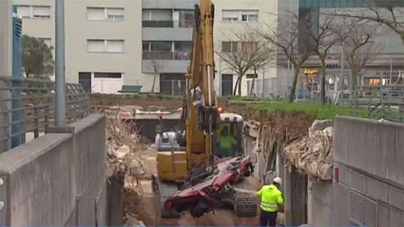 Comienzan a sacar de los escombros los coches sepultados en un párking de Santander