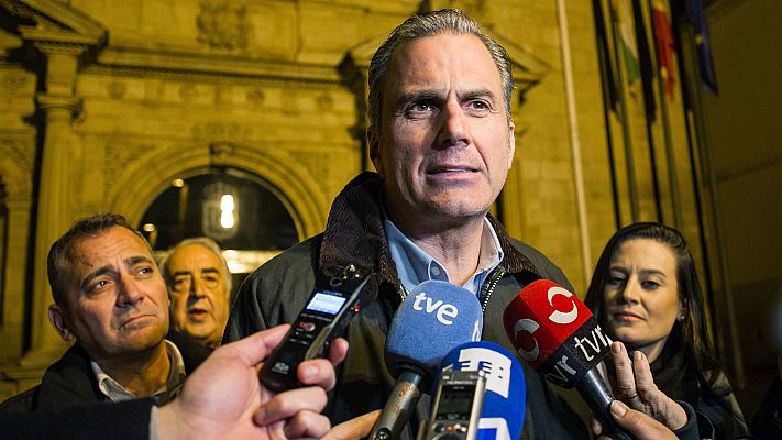 Telediario 1 - Defensa investiga un vídeo de Ortega Smith disparando con un fusil de asalto en una base militar