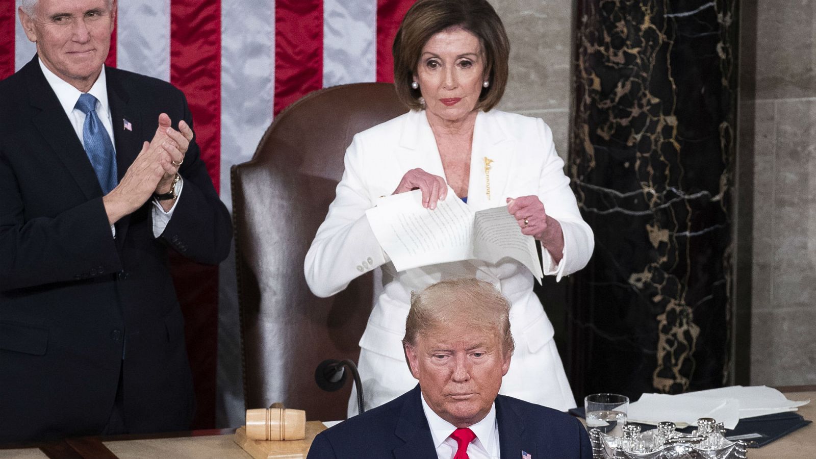 Nancy Pelosi rompe el discurso de Trump nada más acabarlo