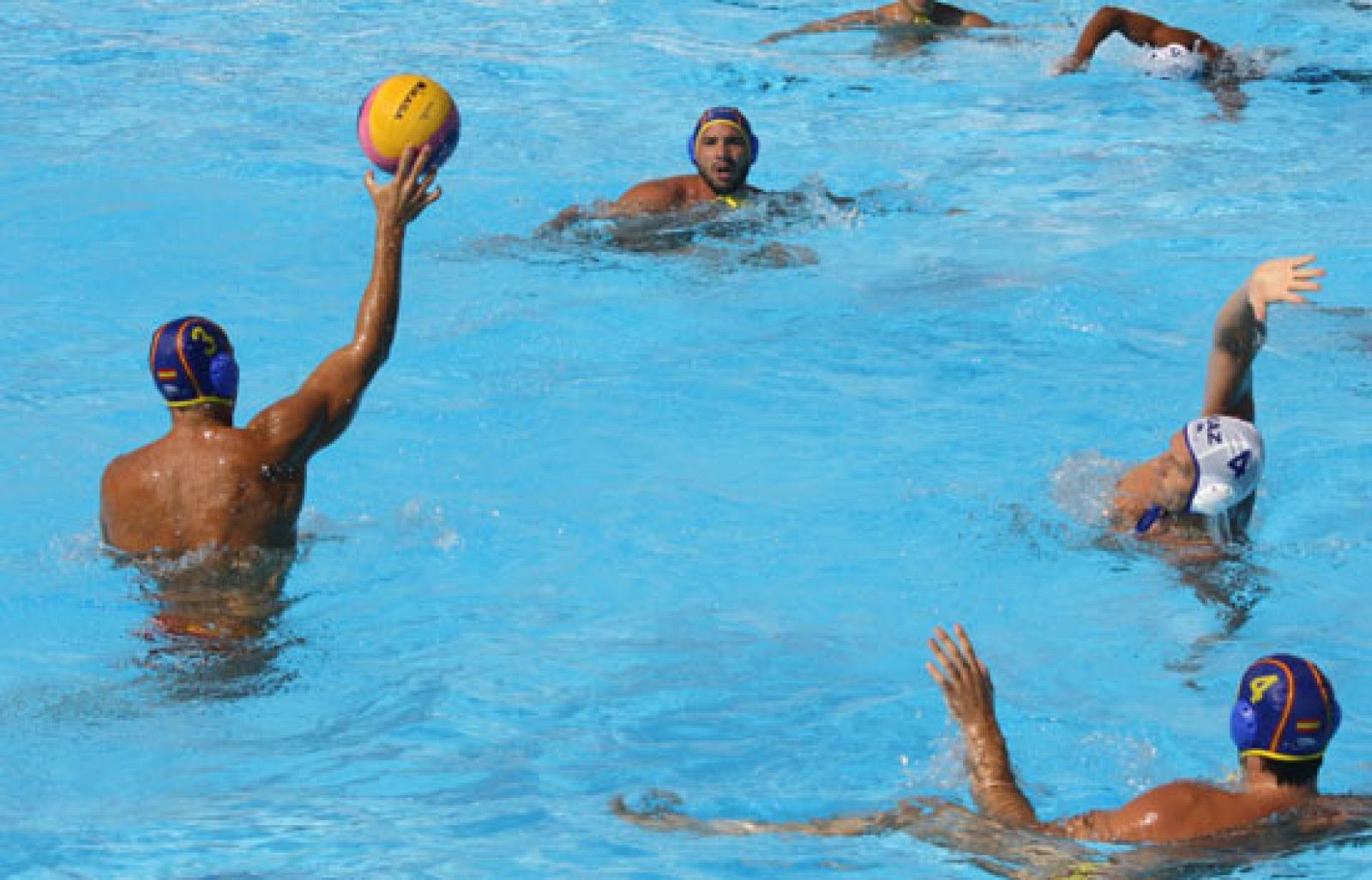 La selección española masculina de Waterpolo derrota a Kazajistán por 11-5 y consigue palza para los cuartos de final del Mundial de Natación de Roma. 