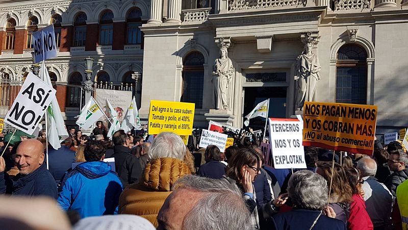 Los agricultores se manifiestan ante el Ministerio en Atocha