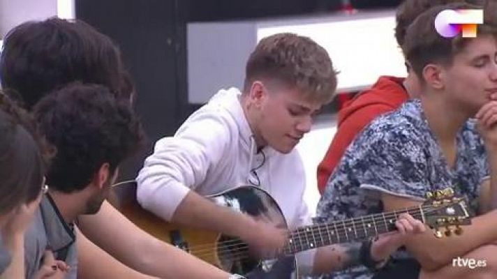 OT 2020 - Hugo canta una canción suya en la clase de composición