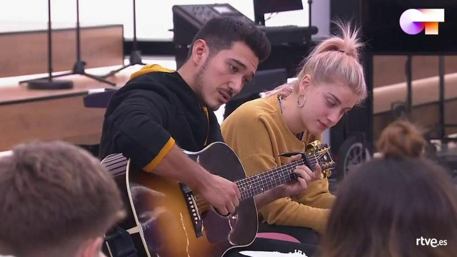 Bruno muestra a sus compañeros dos de sus composiciones en la clase de composición de Pancho Varona en la Academia de OT 2020