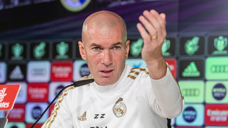 Zinedine Zidane no ha querido opinar acerca de las tensiones que están ocurriendo en el entorno de su máximo rival, el FC Barcelona, e incluso ha alabado a los jugadores del club culé: "Los buenos son buenos hasta el final". Además, el técnico francés ha insistido en que deben aprovechar el buen momento que atraviesa el club madridista porque, como ha asegurado, aún no ha ganado nada. 