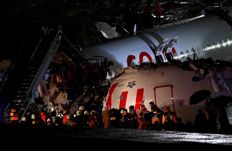 Un avión de pasajeros se sale de la pista de aterrizaje y se rompe en tres trozos en Turquía