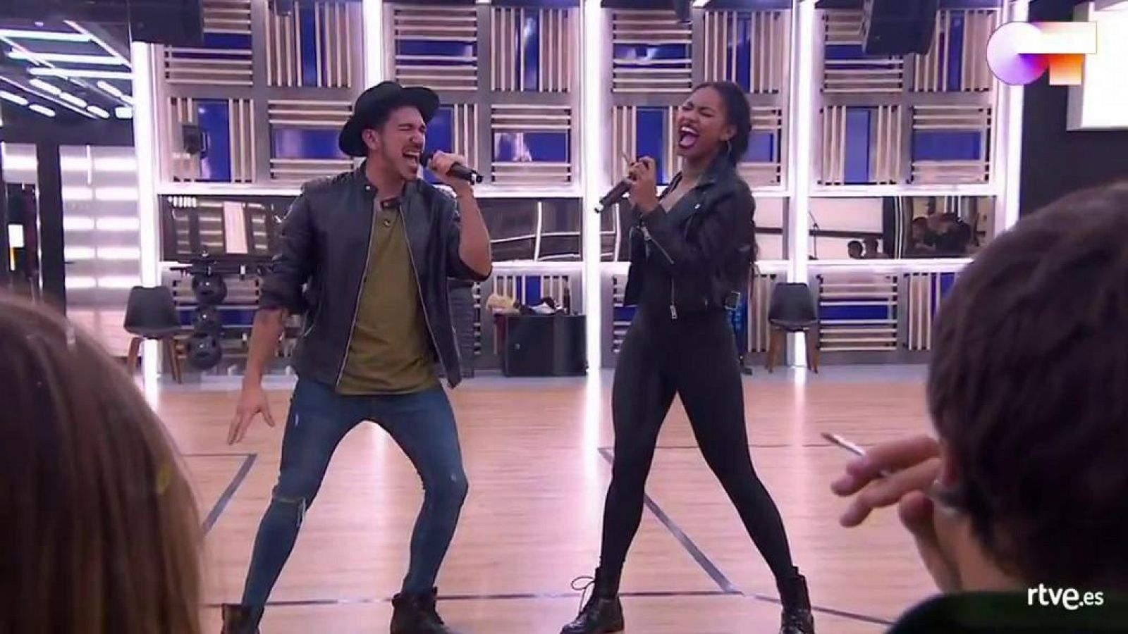 OT 2020 | Bruno y Nia cantan "Bad Girls" en el primer pase de micros de la Gala 4 de Operación Triunfo 2020