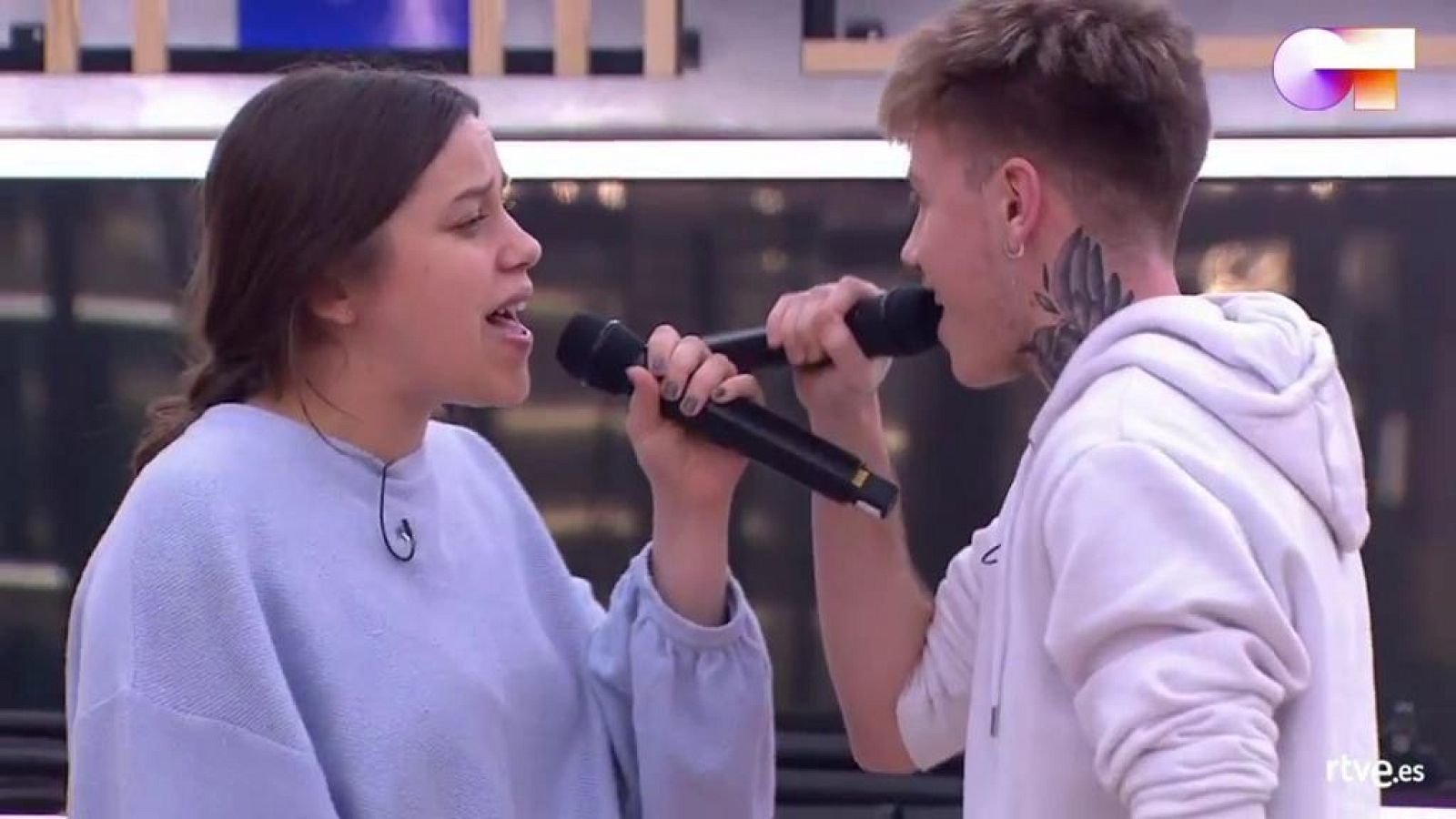 Hugo y Eva cantan "Esperando", de Nil Moliner & Bely Basarte, en el primer pase de micros de la Gala 4 de Operación Triunfo 2020