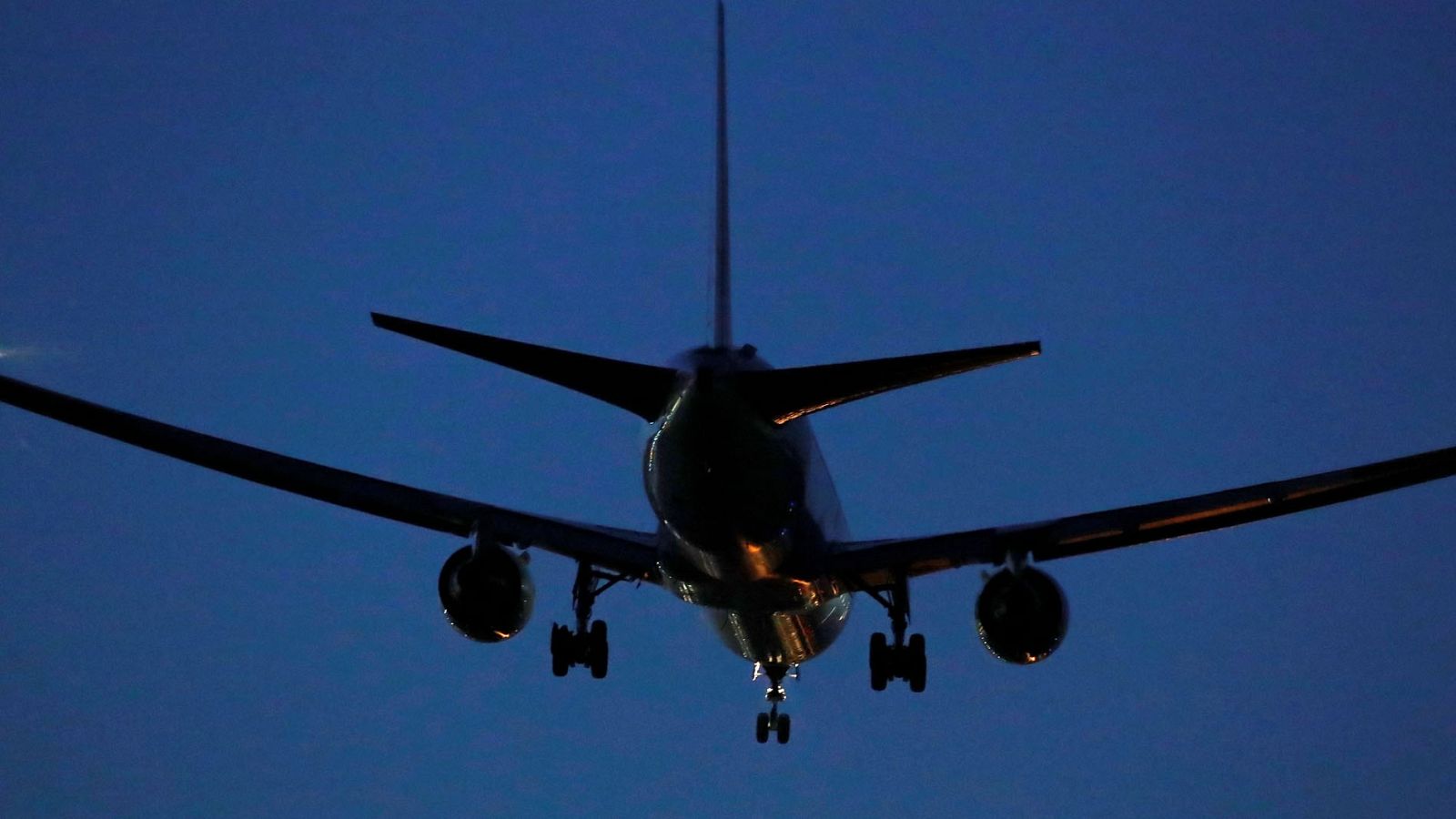 La conversación entre el caza F-18 y el piloto de Air Canada fue "crucial" para realizar el aterrizaje de emergencia con éxito