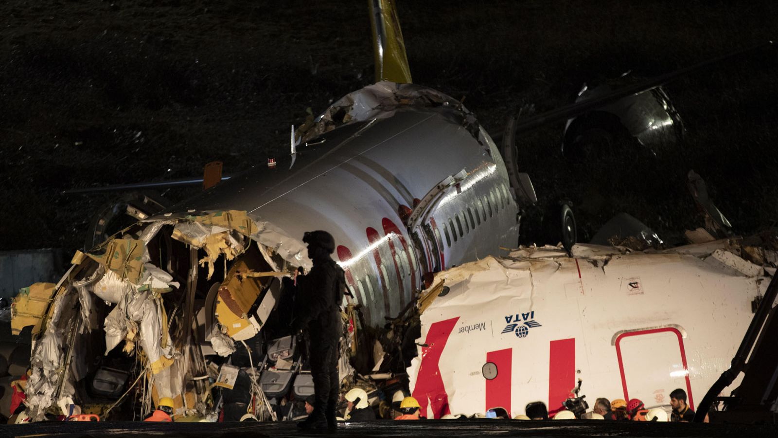 Un muerto y 157 heridos tras romperse un avión en tres trozos al aterrizar en Turquía