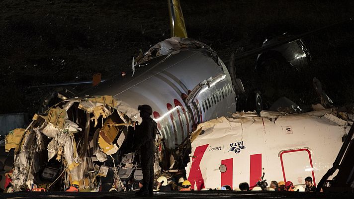 Un muerto y 157 heridos en un accidente de avión en Turquía