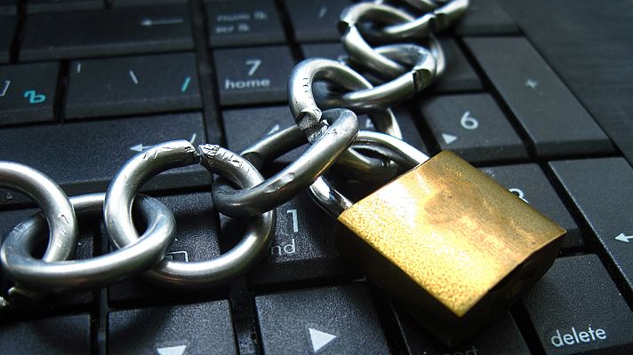 Telediario 1 - Tuitear contra el rey, penado con la cárcel en Marruecos