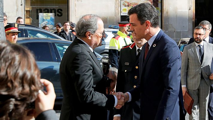 Torra recibe a Sánchez en el Palau de la Generalitat con una formación de gala de los Mossos d'Esquadra