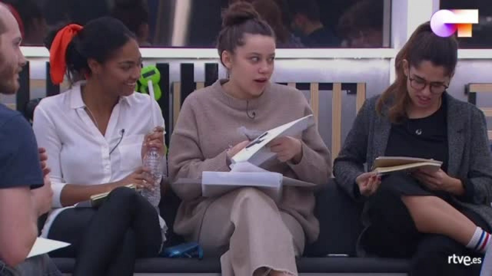 OT 2020 - Eva, Nía y Anajú imitan a las Kardashian en clase de inglés - RTVE.es