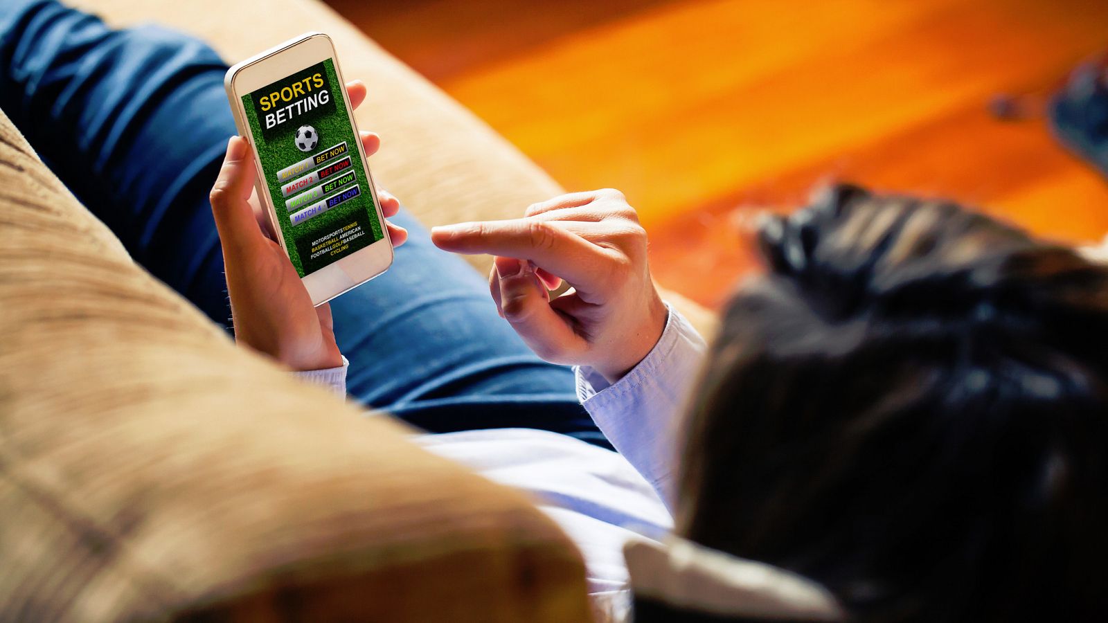 Regular la publicidad de los juegos 'online' es uno de los objetivos del Gobierno, que este jueves ha comenzado una ronda de consultas con los afectados. La intención es relegar los anuncios de las apuestas en internet a los horarios de madrugada. De