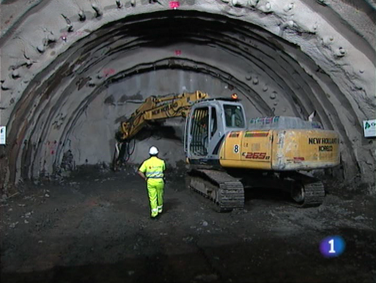  Siguen avanzando las obras de la variante ferroviaria de Pajares. Hoy, en territorio asturiano, asistimos al calado del segundo de los túneles del tramo Campomanes-Pola de Lena, cinco kilometros de la línea del AVE que, según el delegado del Gobierno en Asturias, Antonio Trevín, es una muestra clara de que, en materia de infraestructuras, "Asturias juega en la Champion". A los datos de la Encuesta sobre la Población Activa, se han sumado en Asturias otras cifras que confirman la incidencia de la crisis, entre ellos que quince mil asturianos no perciben más rentas que el salario social.  