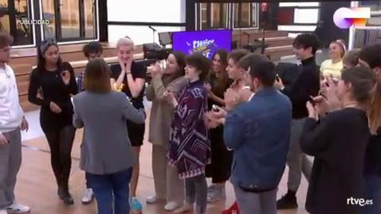 Noemí aparece por sorpresa con una tarta para Samantha y todos le cantan el cumpleaños feliz el día que cumple 25 años