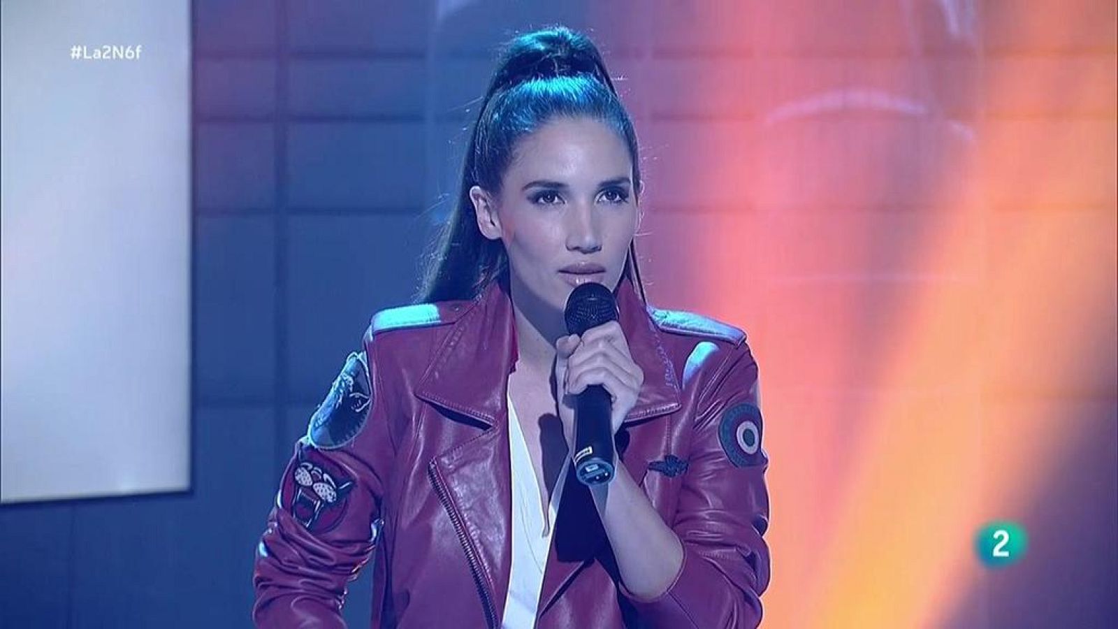 India Martínez interpreta "Conmigo" en La 2 Noticias