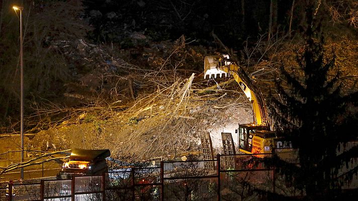 Telediario 1 - Buscan a dos personas tras un desprendimiento en Bizkaia