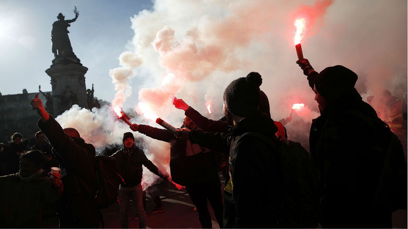 Fuertes protestas contra las reformas de las pensiones llenan las calles de París - RTVE.es