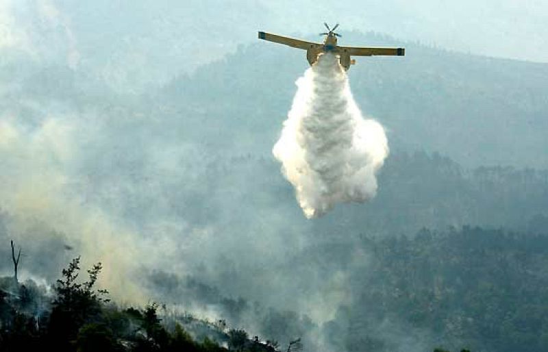 Los equipos de extinción han logrado controlar el incendio de Horta de Sant Joan, en Tarragona