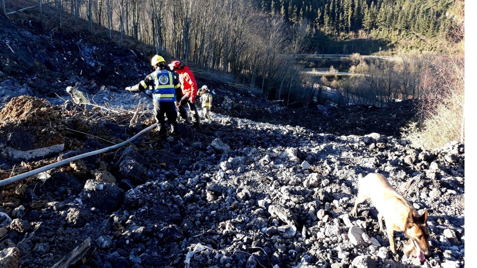 Buscan a dos personas sepultadas tras un desprendimiento en Bizkaia
