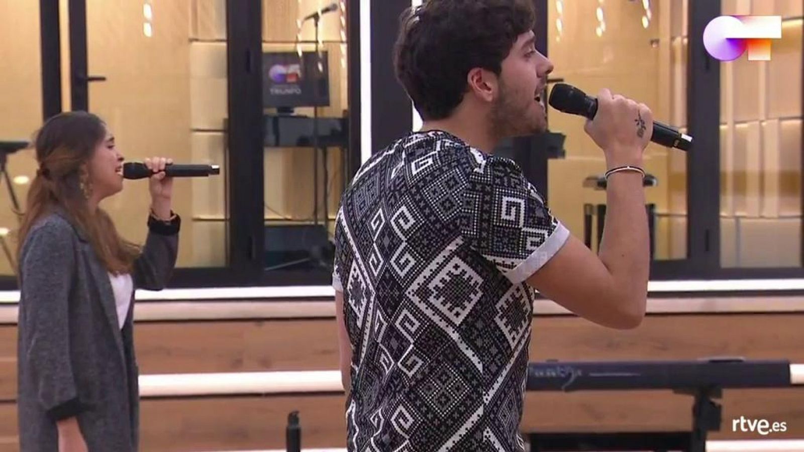 Anajú y Javy cantan Amor eterno, de Rocío Dúrcal, en el segundo pase de micros de la Gala 4 de Operación Triunfo 2020