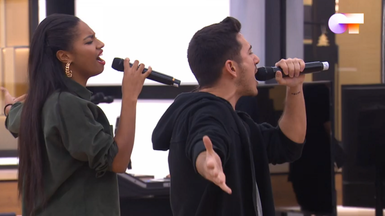 Bruno y Nia cantan "Bad Girls", de Donna Summer en la versión de Jamiroquai & Anastacia, en el segundo pase de micros de la Gala 4 de Operación Triunfo 2020