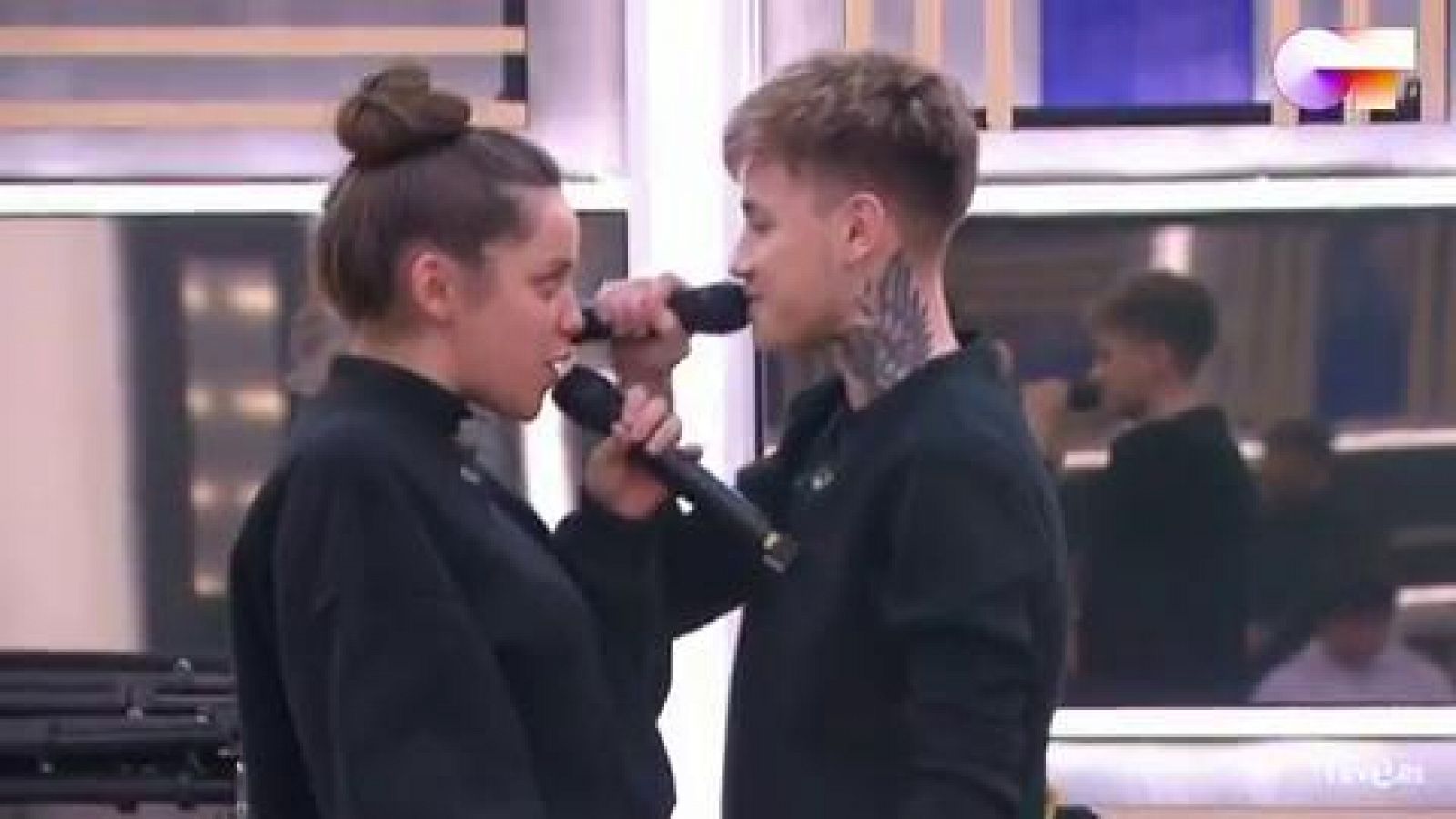 Hugo y Eva cantan "Esperando", de Nil Moliner & Bely Basarte, en el segundo pase de micros de la Gala 4 de Operación Triunfo 2020