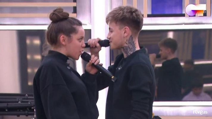 Hugo y Eva cantan "Esperando" 2o pase de micros
