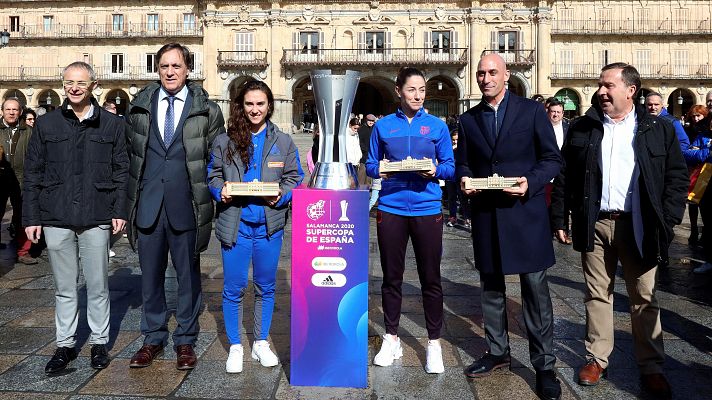 Vicky Losada y Nahikari García posan con la Supercopa antes de enfrentarse en la final este domingo