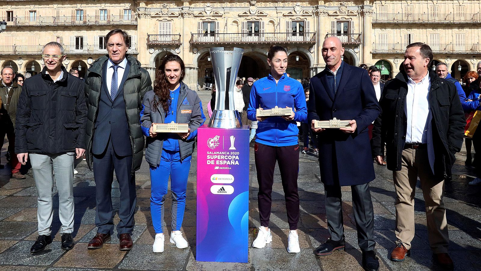 Las capitanas del Barça y Real Sociedad, Vicky Losada y Nahikari García han posado este sábado con la Supercopa en la plaza de Salamanca. Ambos equipos se enfrentan este domingo en el Hemántico, en la final del primer trofeo de la temporada.