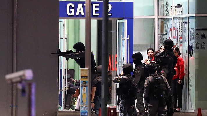 Informativo 24h - Un soldado se atrinchera en un centro comercial de Tailandia tras matar a 20 personas