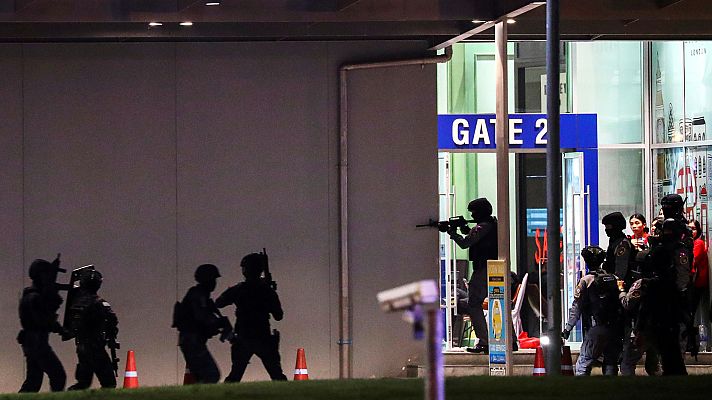 Telediario 1 - Veinte muertos en un tiroteo en un centro comercial de Tailandia