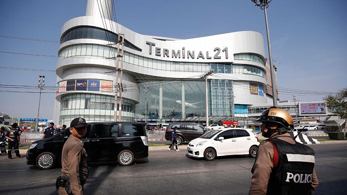 Informativo 24h - Un soldado es abatido en Tailandia tras matar a 29 personas y atrincherarse en un centro comercial