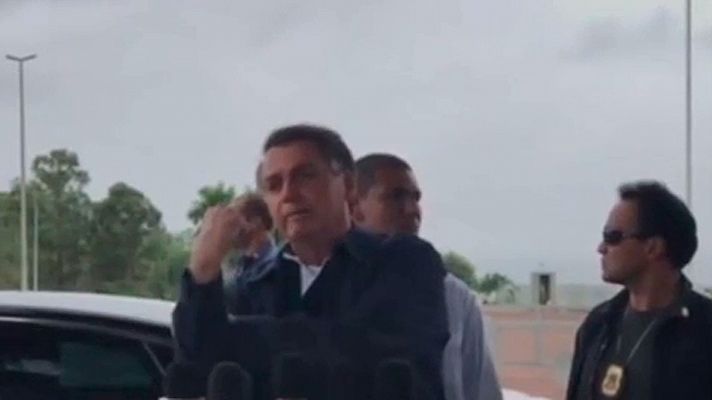 Telediario 1 - Bolsonaro dedica un corte de mangas a los periodistas