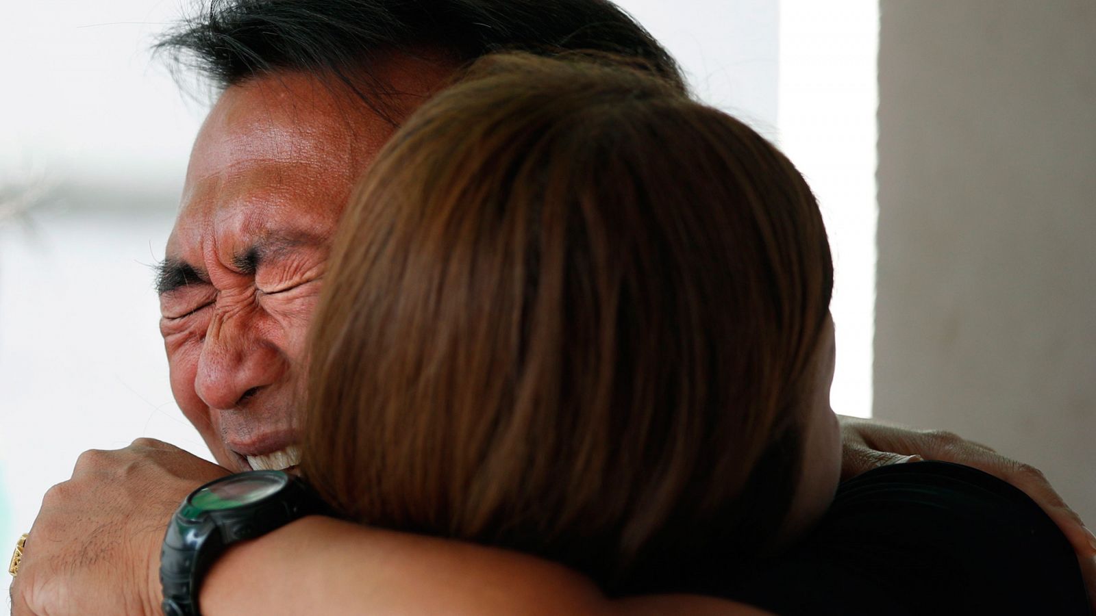 Dolor de los familiares de las víctimas del tiroteo en Tailandia - RTVE.es