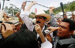 Zelaya atraviesa la frontera de Honduras