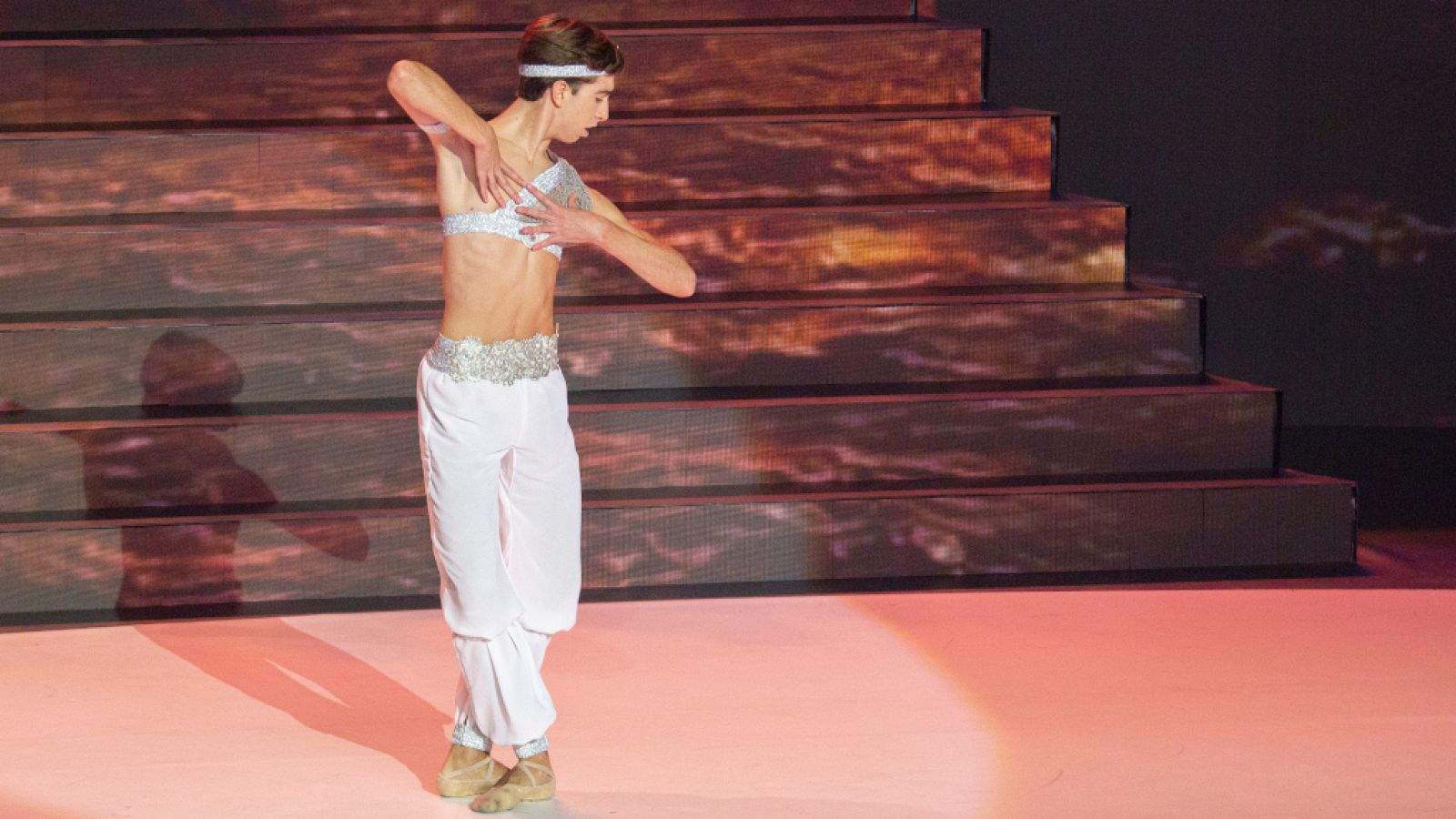 Santiago baila al ritmo de "El Corsario" de Riccardo Drigo | Ver