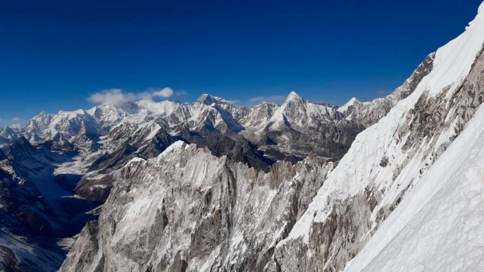 Txikón y su equipo culminan la expedición inclusiva al Ama Dablam