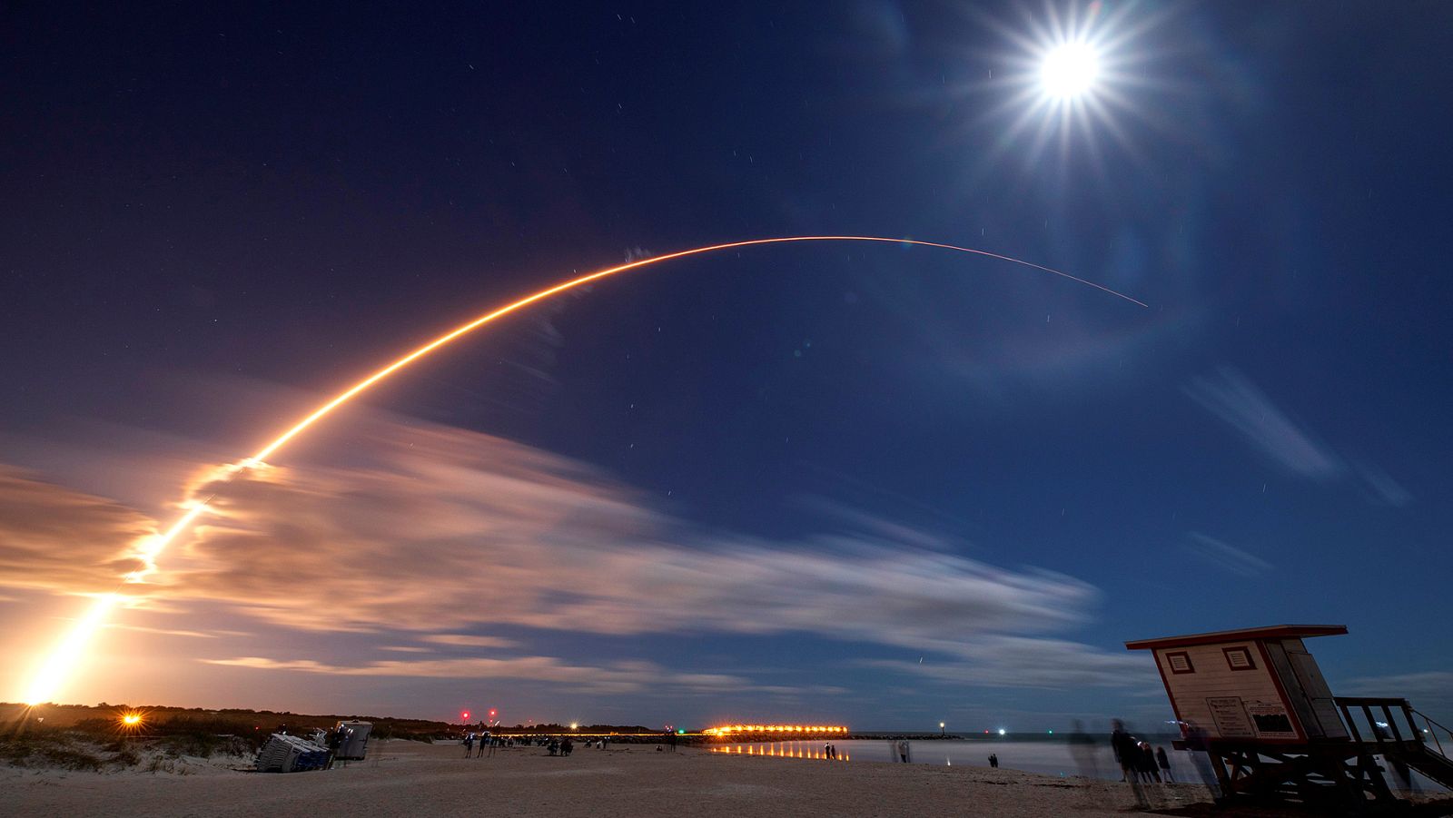 El satélite Solar Orbiter de la Agencia Espacial Europea ha despegado este lunes de madrugada desde Cabo Cañaveral y ya va rumbo al sol. Durante al menos seis años, estudiará de cerca nuestra estrella y fotografiará por primera vez sus polos. España ha tenido un papel importante en la fabricación de este satélite.