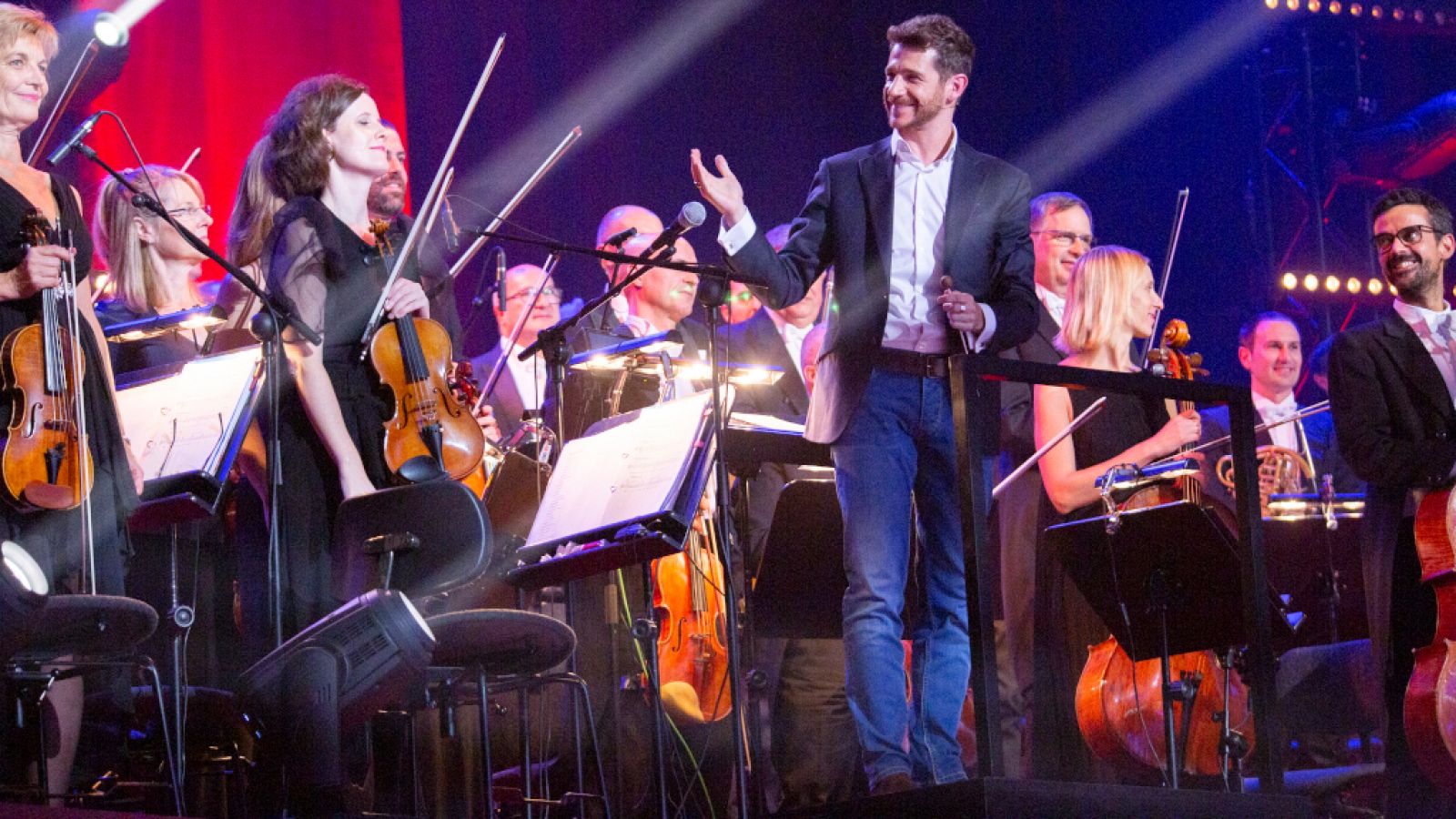 Andrés Salado dirige la orquesta al ritmo de "El planeta de los simios" | Ver