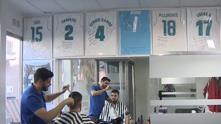 Telediario 1 - Laarby y Archibald, los peluqueros a los que el fútbol les cambió la vida