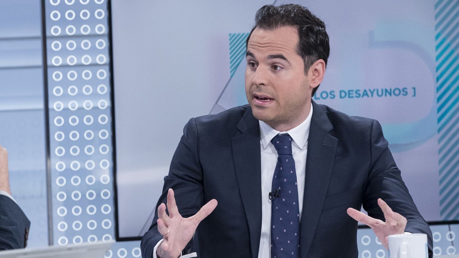 Aguado insta a Casado a hacer "rectificar" a Feijoó para ir en coalición en Galicia