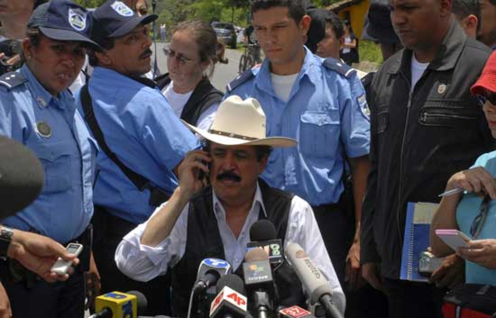 La visita que el depuesto presidente de Honduras, Manuel Zelaya, ha hecho a una zona neutral de la frontera de su país le ha valido las críticas de la secretaria de Estado de EE.UU., Hillary Clinton. 