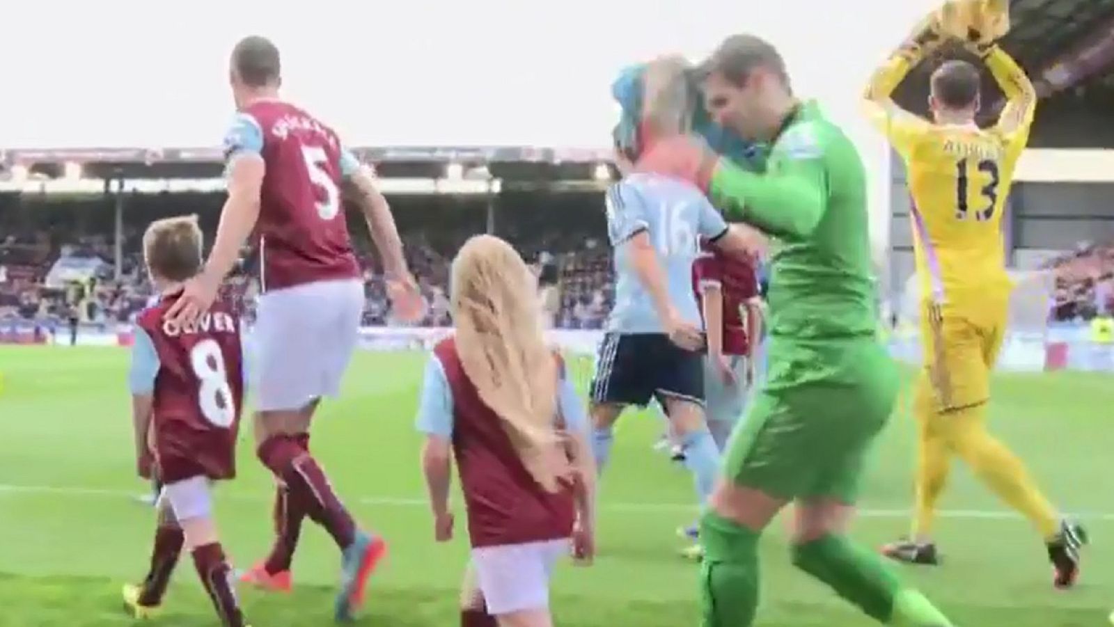 Según el escándalo destapado por el diario Telegraph, el West Ham es el que más cobra: más de 800 euros por cada niño. Les siguen Aston Villa, Norwich, Tottenham y los Wolves con un pago superior a los 500 euros. En cambio, salir junto a capitanes como Henderson o Maguire es gratis. Solo siete equipos de la Premier no exigen ni una sola libra y sortean este privilegio entre sus socios. Entre ellos, los más poderosos: Manchester United, City, Arsenal, Chelsea o Liverpool.