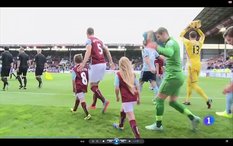 El dinero que exigen algunos clubes ingleses para que los niños salgan de la mano de sus ídolos | Ver