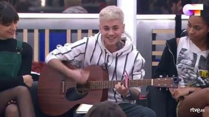 OT 2020 - Hugo canta su tema "Demonios" en la clase de composición